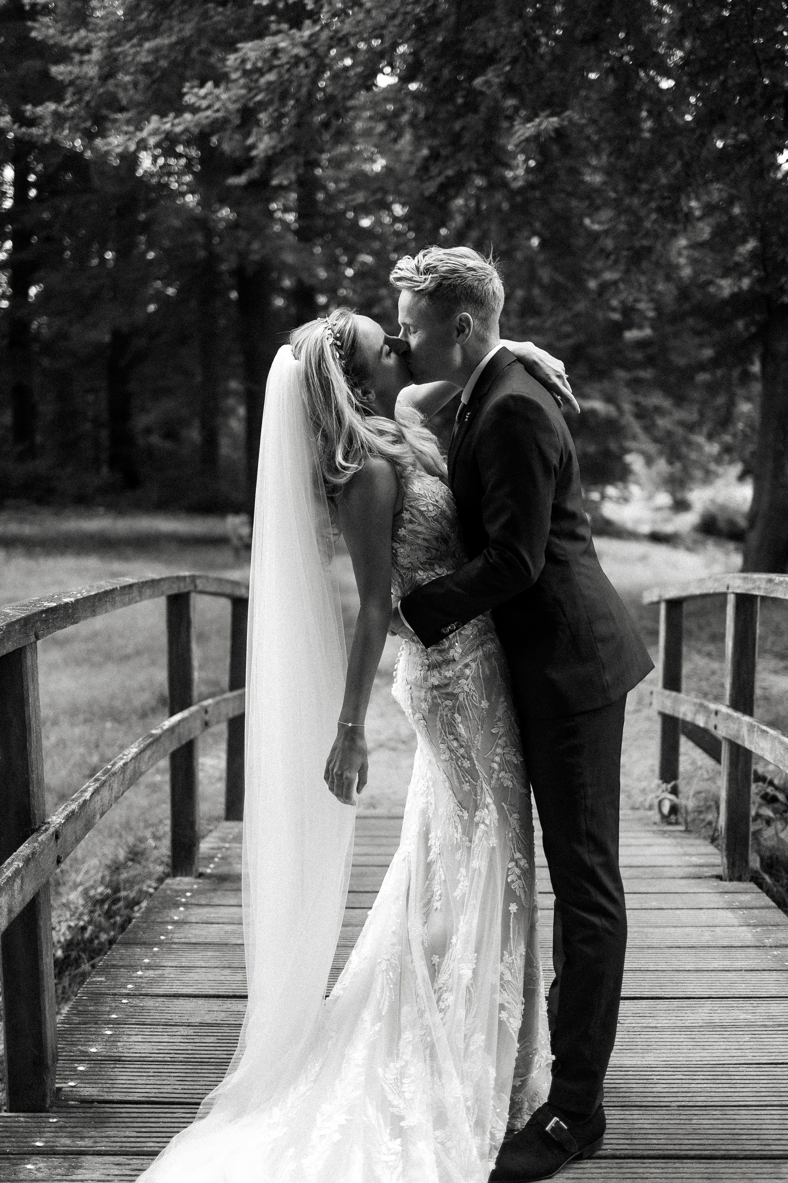 yasha in haar trouwjurk zwart wit